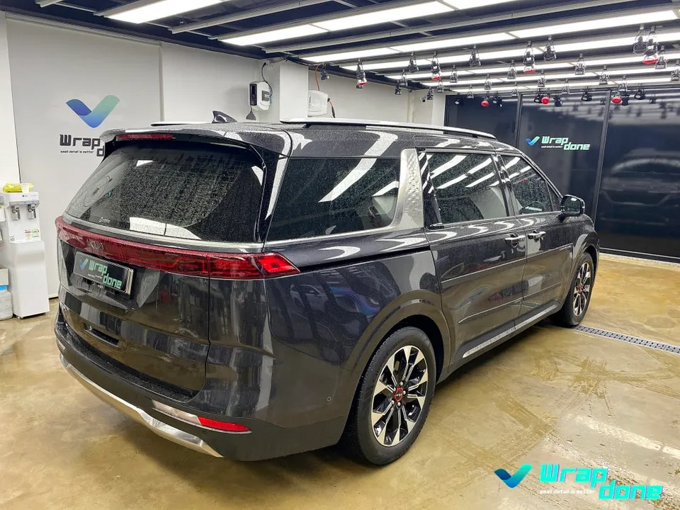 Kia Carnival KA4のCピラーラッピング事例｜韓国実施工 施工写真 2-1