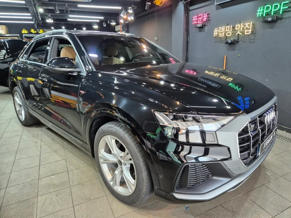 Audi Q8のカーラッピング事例|クロームパーツのブラックアウト 施工写真 2-1