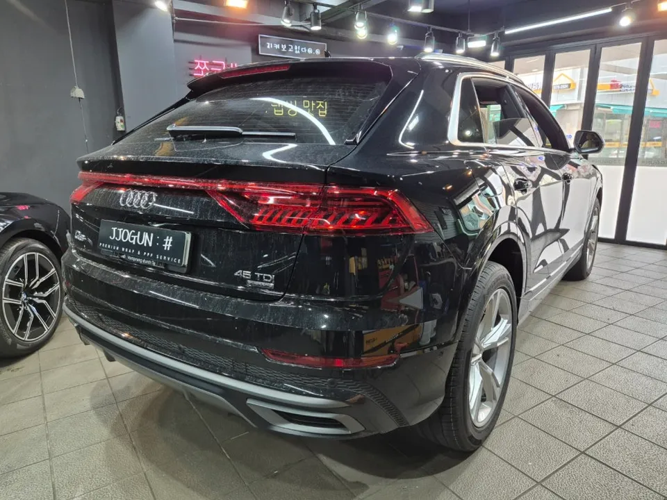 Audi Q8のカーラッピング事例|クロームパーツのブラックアウト 施工写真 3-1