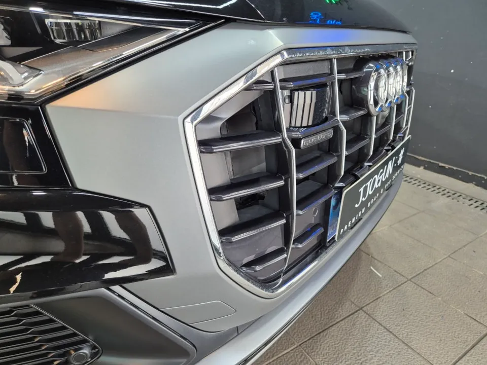Audi Q8のカーラッピング事例|クロームパーツのブラックアウト 施工写真 1-2