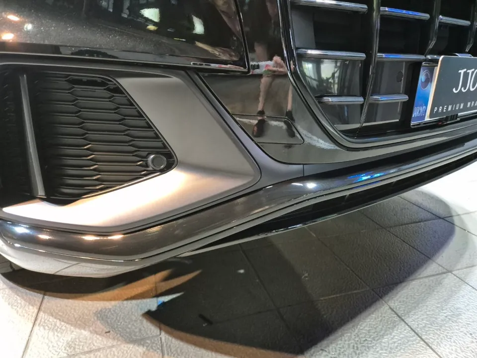 Audi Q8のカーラッピング事例|クロームパーツのブラックアウト 施工写真 2-2