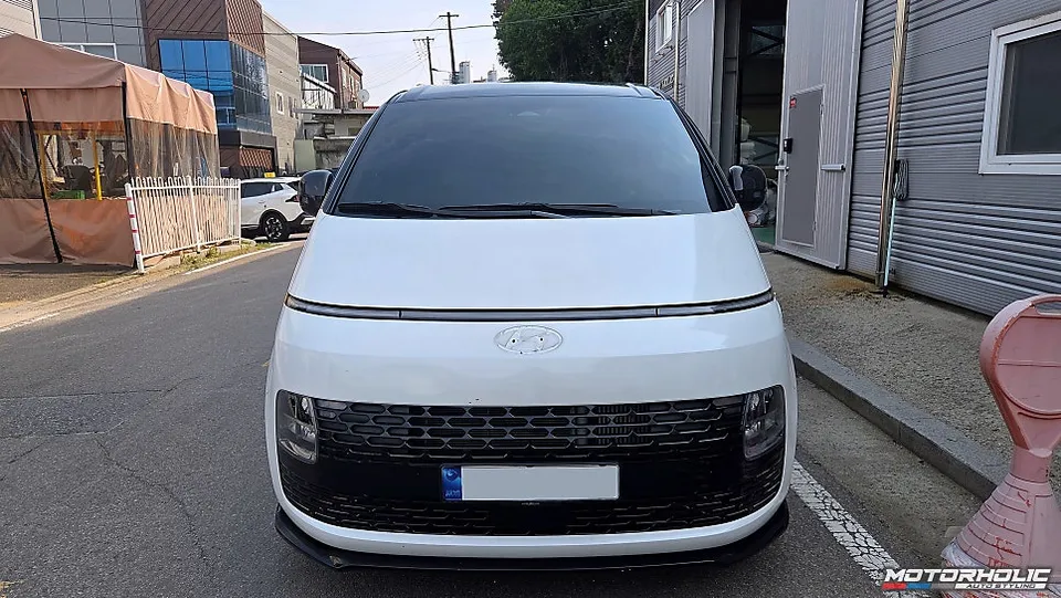 Hyundai Stariaのカーラッピング事例 施工写真 2