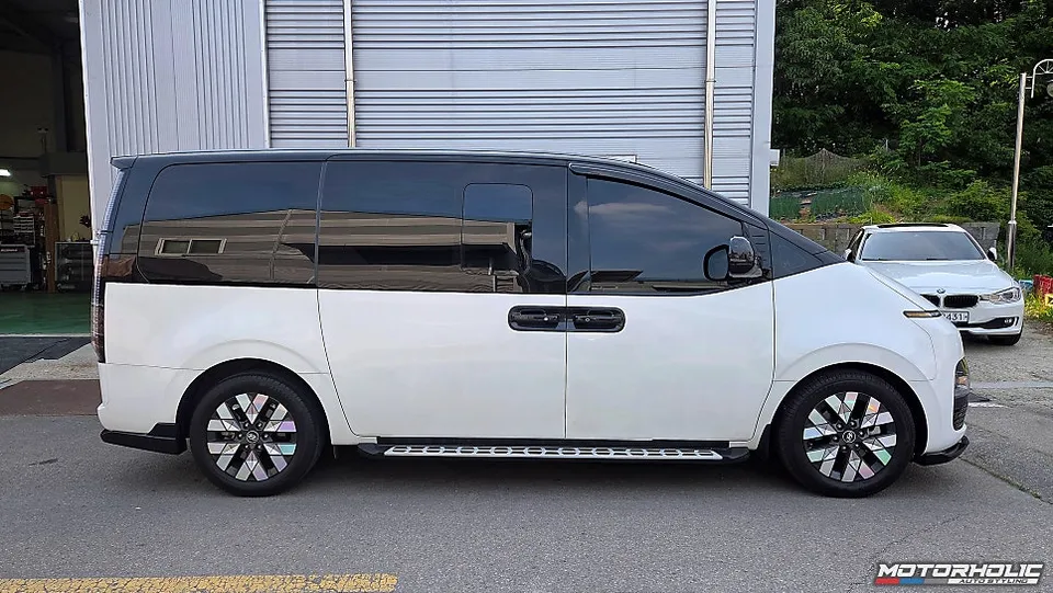 Hyundai Stariaのカーラッピング事例 施工写真 3