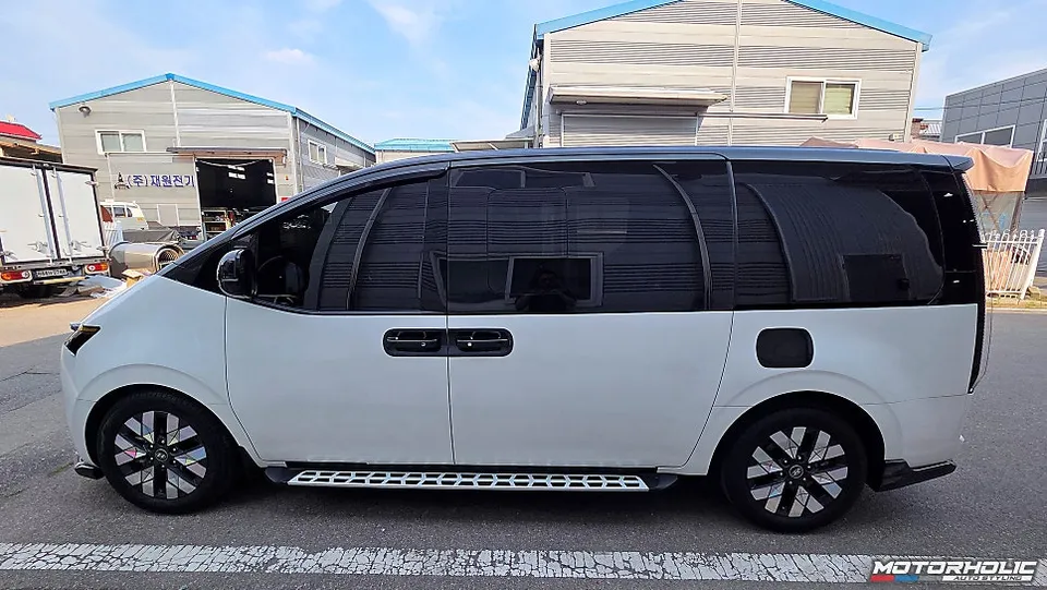 Hyundai Stariaのカーラッピング事例 施工写真 5