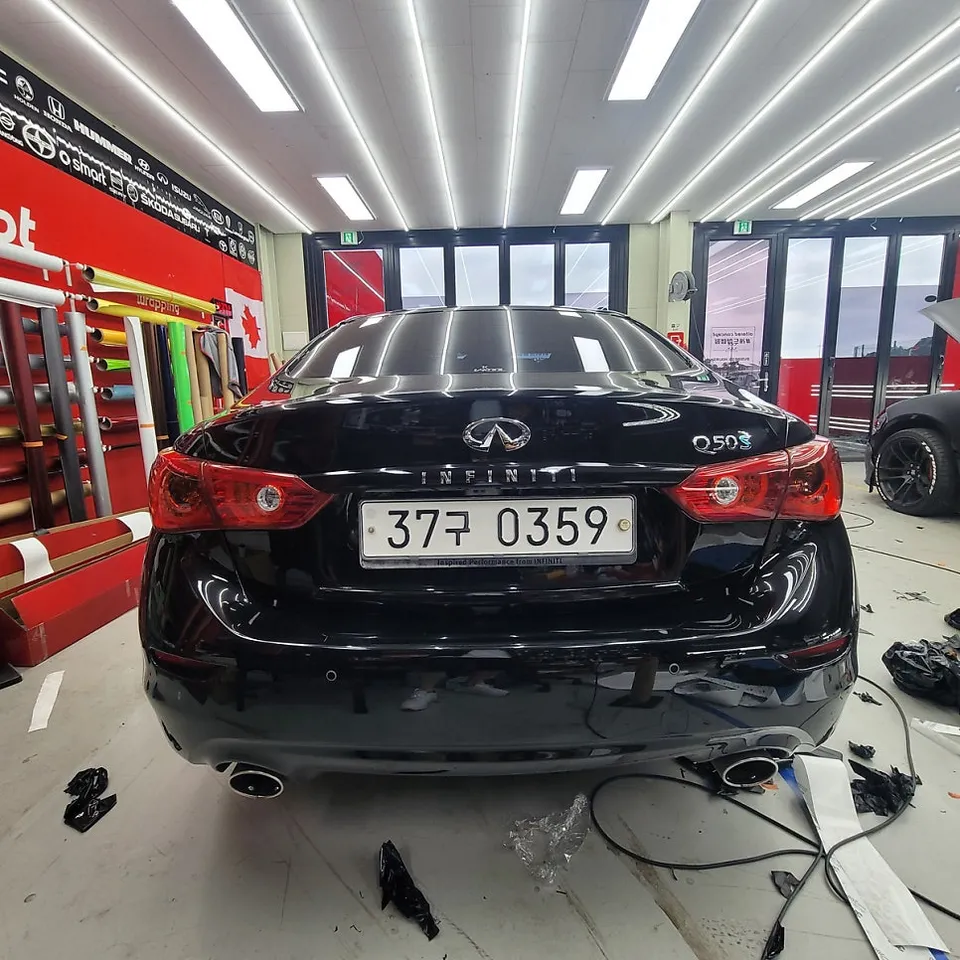 Infiniti Q50のカーラッピング事例:クロームパーツの引き締め 施工写真 3-2