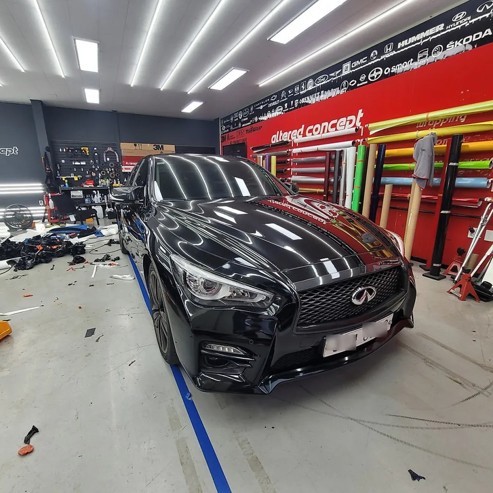 Infiniti Q50のカーラッピング事例:クロームパーツの引き締め 施工写真 1-3