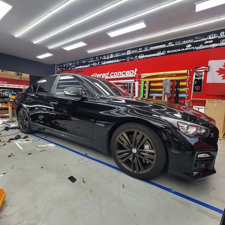 Infiniti Q50のカーラッピング事例:クロームパーツの引き締め 施工写真 2-3