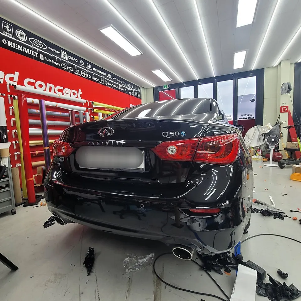 Infiniti Q50のカーラッピング事例:クロームパーツの引き締め 施工写真 3-3