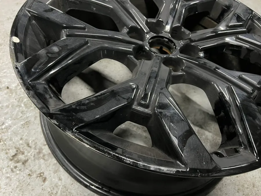 Kia Mohave The Master wheel repair - Kia Mohave Wheel Repair & Painting Review: Gloss Black Finish photo 3