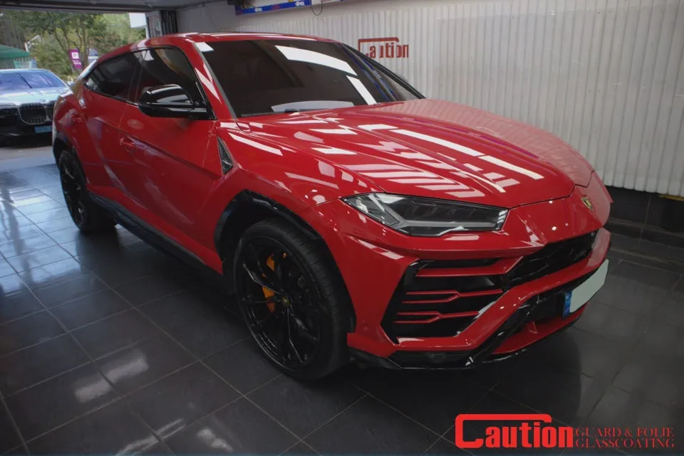 Lamborghini Urusのカーラッピング事例:アズライトブラック 施工写真 1-1