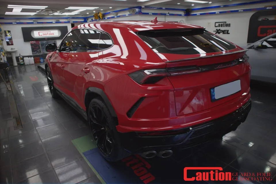 Lamborghini Urusのカーラッピング事例:アズライトブラック 施工写真 2-1