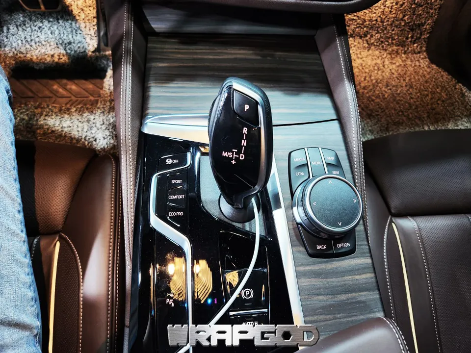 BMW 5 Series G30 vinyl wrap - BMW 5 Series G30 Vinyl Wrap Review: Premium Interior Carbon Finis photo 3