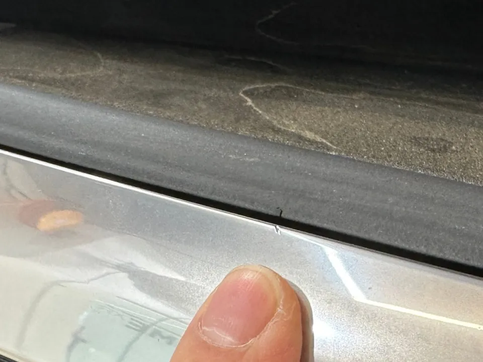 Kia Mohaveのカーラッピング事例|クロームをブラック化 施工写真 3-2