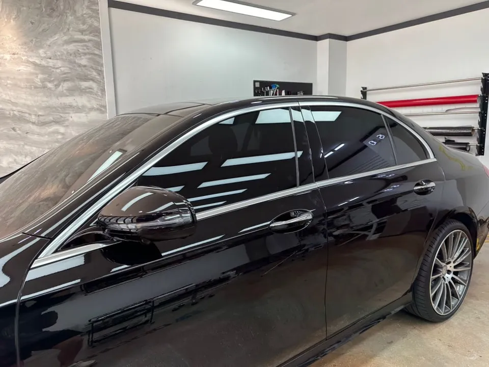 メルセデス・ベンツ Eクラス W213のカーラッピング事例 施工写真 2-1