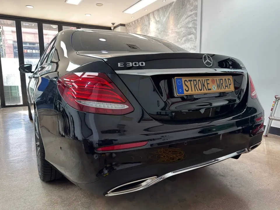 メルセデス・ベンツ Eクラス W213のカーラッピング事例 施工写真 3-1