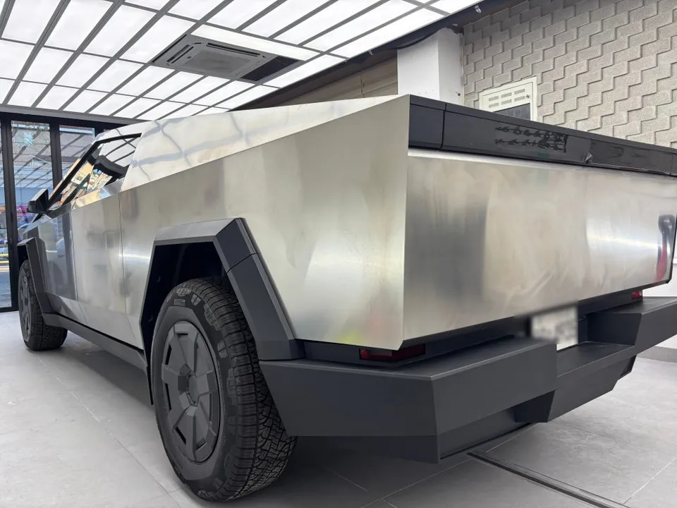 Tesla Cybertruckのカーラッピング事例|費用目安・仕上がり 施工写真 2-2