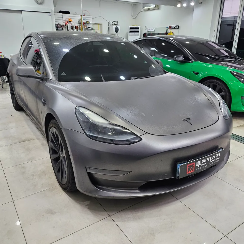Tesla Model 3のカーラッピング事例|4年経過後の状態 施工写真 2-1