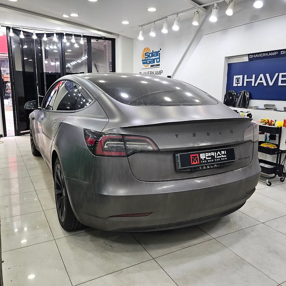 Tesla Model 3のカーラッピング事例|4年経過後の状態 施工写真 2-2