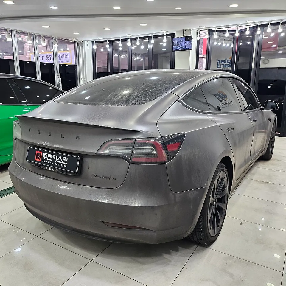 Tesla Model 3のカーラッピング事例|4年経過後の状態 施工写真 1-3
