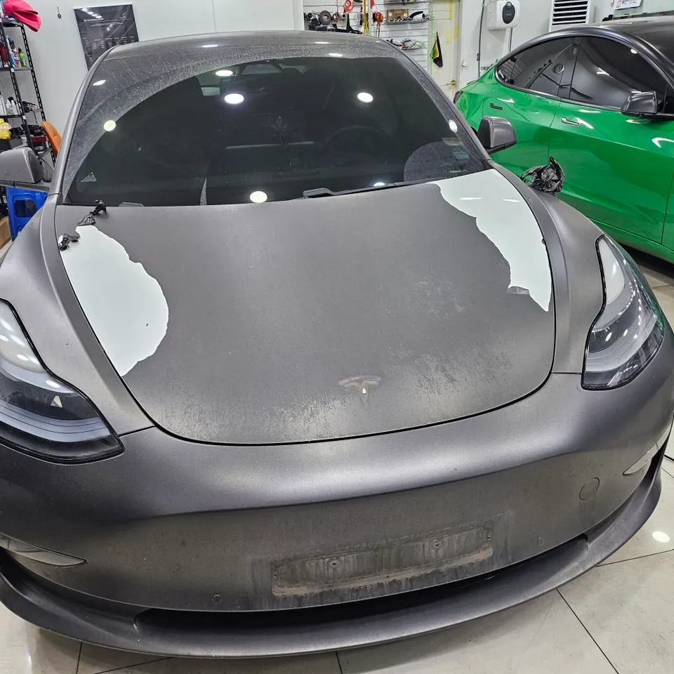 Tesla Model 3のカーラッピング事例|4年経過後の状態 施工写真 2-3