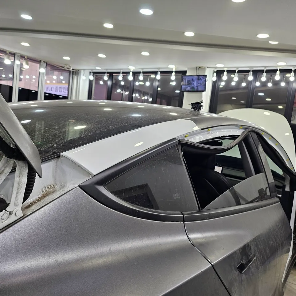 Tesla Model 3のカーラッピング事例|4年経過後の状態 施工写真 2-4