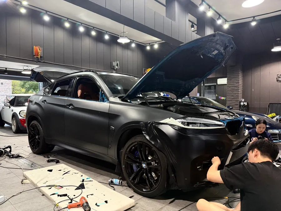 BMW X6 Mのカーラッピング事例 施工写真 4-2