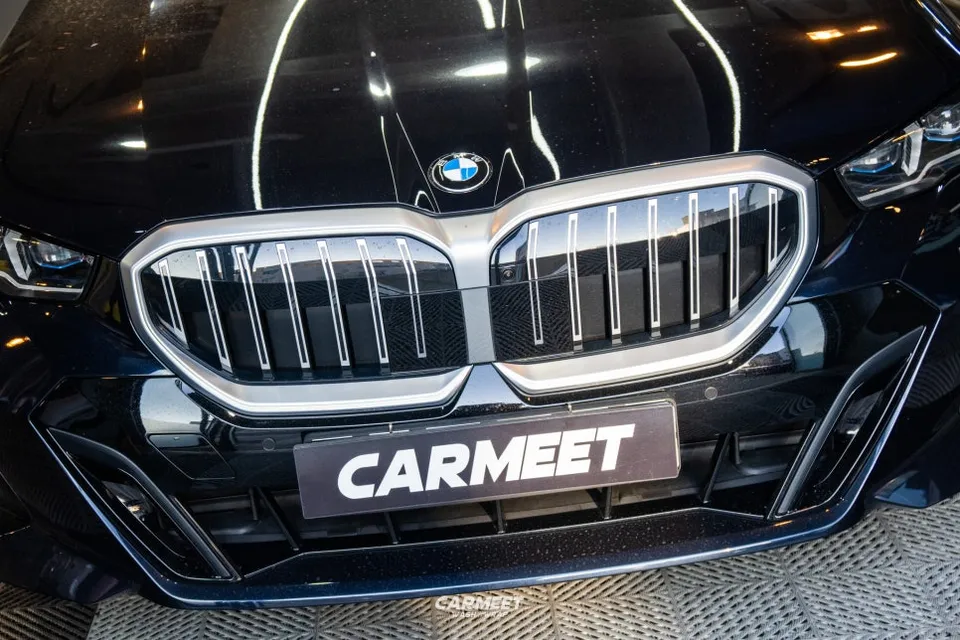 BMW 5 Series G60 カーラッピング事例：クロームグリルをブラックアウト 施工写真 1-1
