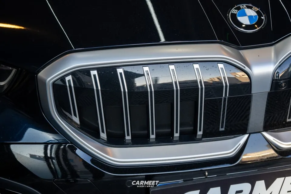 BMW 5 Series G60 カーラッピング事例：クロームグリルをブラックアウト 施工写真 2-1