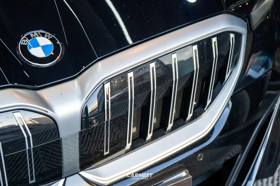 BMW 5 Series G60 カーラッピング事例：クロームグリルをブラックアウト 施工写真 3-1