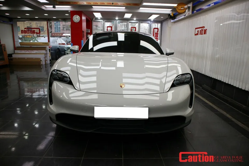 ポルシェ タイカン カーラッピング事例：費用目安と仕上がり 施工写真 2-3