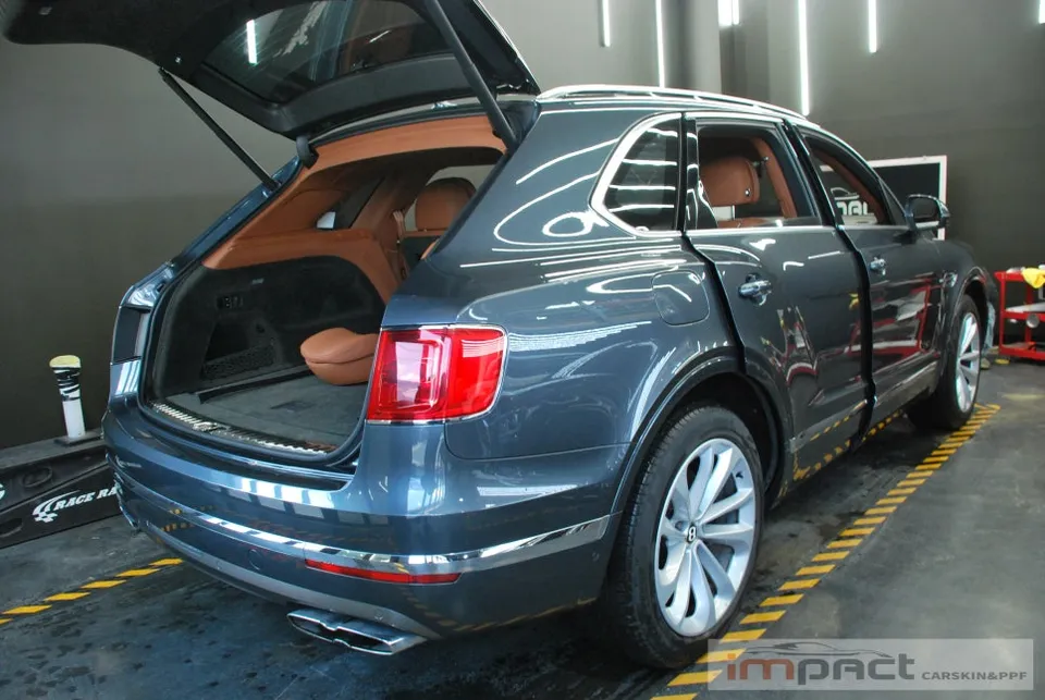 Bentley Bentaygaのカーラッピング事例｜高級感あふれる仕上がり 施工写真 1-1