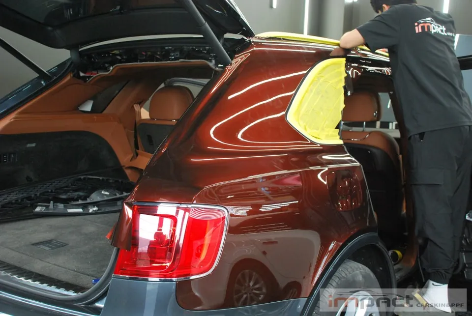 Bentley Bentaygaのカーラッピング事例｜高級感あふれる仕上がり 施工写真 1-2