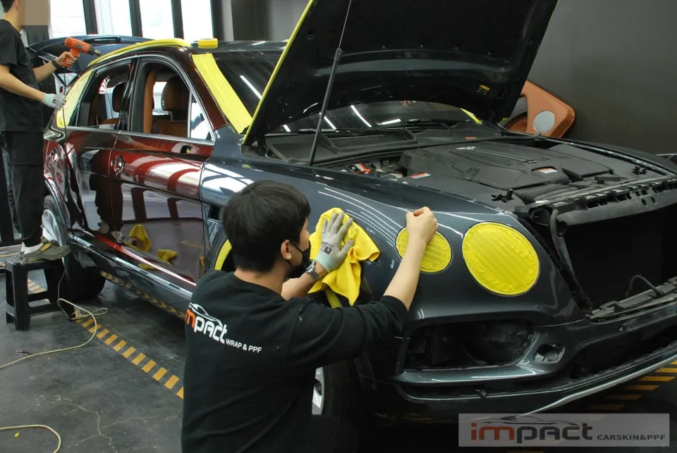 Bentley Bentaygaのカーラッピング事例｜高級感あふれる仕上がり 施工写真 2-2