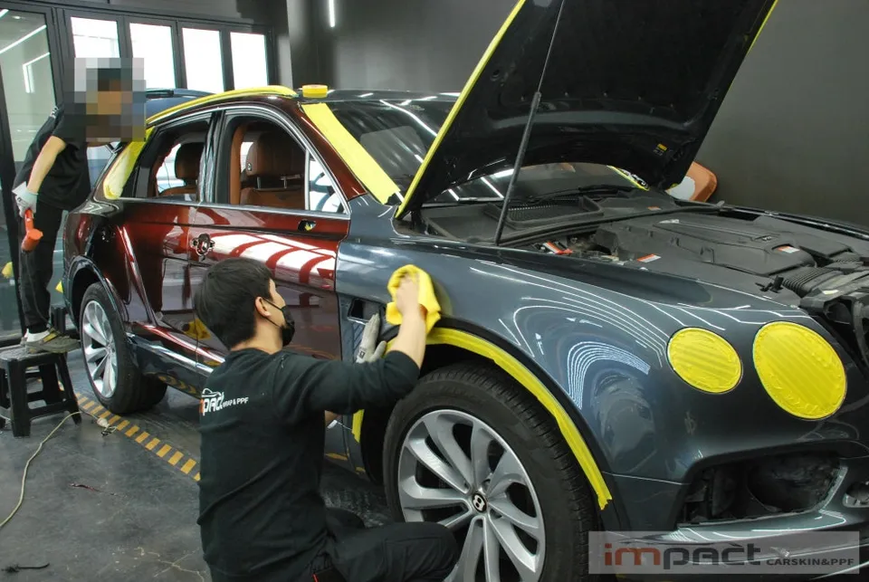Bentley Bentaygaのカーラッピング事例｜高級感あふれる仕上がり 施工写真 3-2