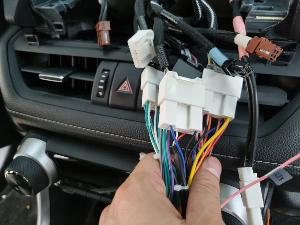 Toyota RAV4のAndroid Auto・CarPlay取付事例 施工写真 1-3