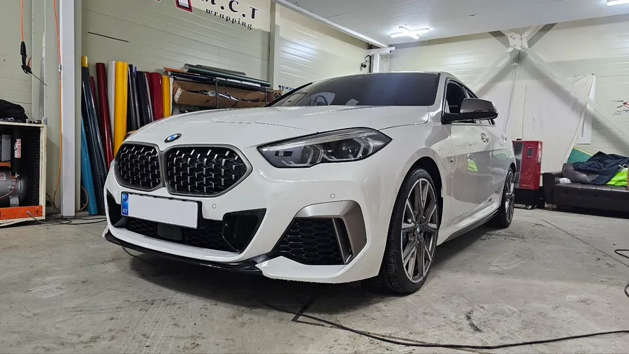 BMW 2 Seriesのカーラッピング事例｜サテンホワイトアルミ 施工写真 1-2