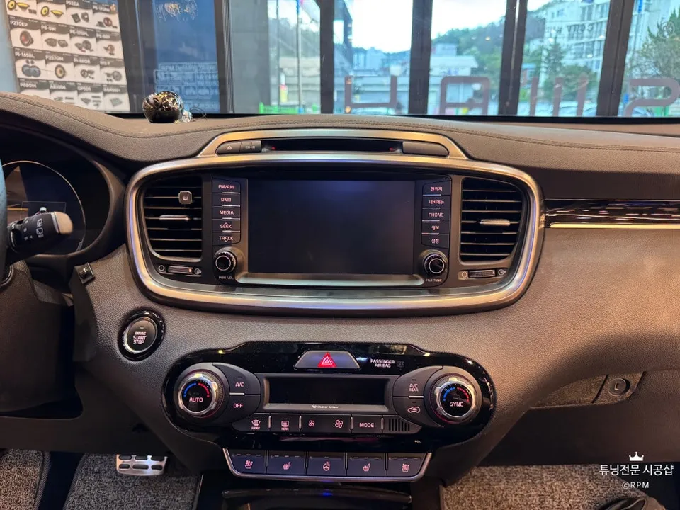 Kia SorentoのAndroid Auto・CarPlay取付事例 施工写真 2