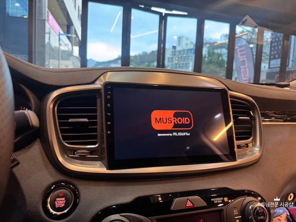 Kia SorentoのAndroid Auto・CarPlay取付事例 施工写真 3
