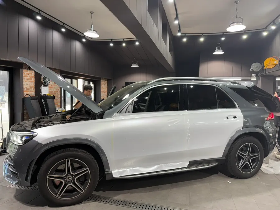Mercedes-Benz GLE 450のカーラッピング事例:ホワイトパールへの変身 施工写真 3-1