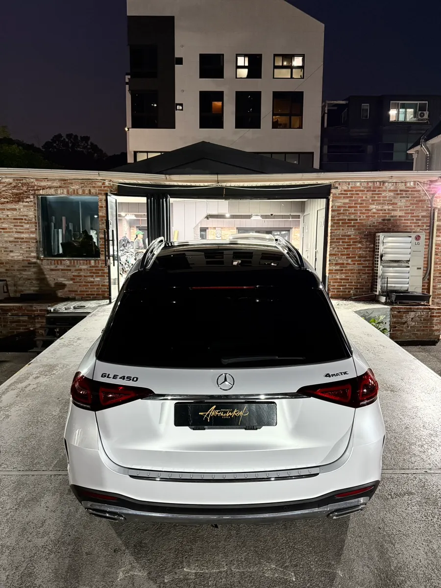Mercedes-Benz GLE 450のカーラッピング事例:ホワイトパールへの変身 施工写真 2-3