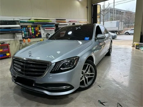 Mercedes-Benz S-Classのカーラッピング事例|サテンホワイトの高級感 施工写真 2-1
