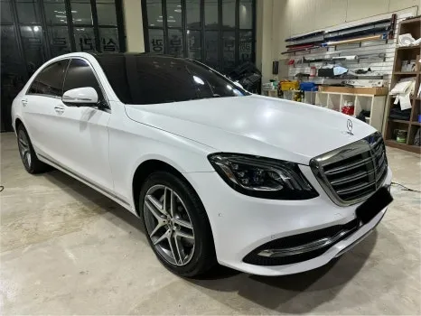 Mercedes-Benz S-Classのカーラッピング事例|サテンホワイトの高級感 施工写真 2-2