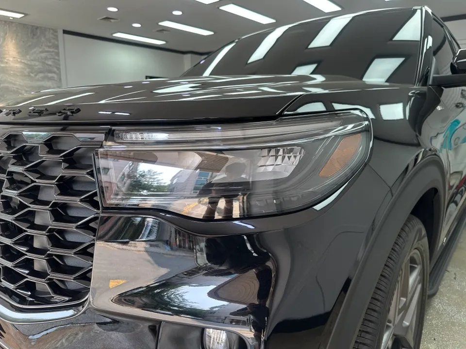 Ford Explorer PPF施工事例:ブラックフィルムで印象チェンジ 施工写真 2-1
