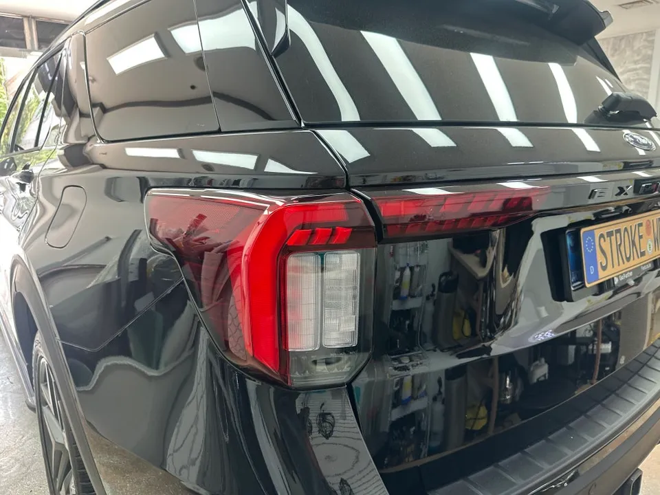 Ford Explorer PPF施工事例:ブラックフィルムで印象チェンジ 施工写真 3-1