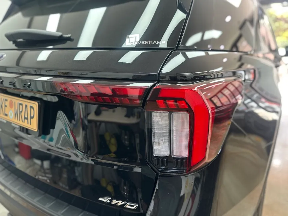 Ford Explorer PPF施工事例:ブラックフィルムで印象チェンジ 施工写真 4-1