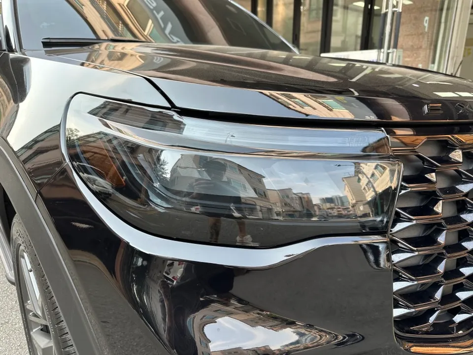 Ford Explorer PPF施工事例:ブラックフィルムで印象チェンジ 施工写真 3-2