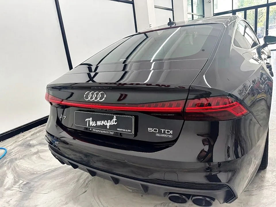 Audi A7のカーラッピング事例|クロームパーツのブラック化 施工写真 2-1