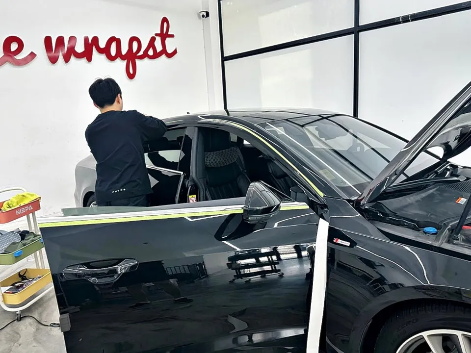 Audi A7のカーラッピング事例|クロームパーツのブラック化 施工写真 1-2