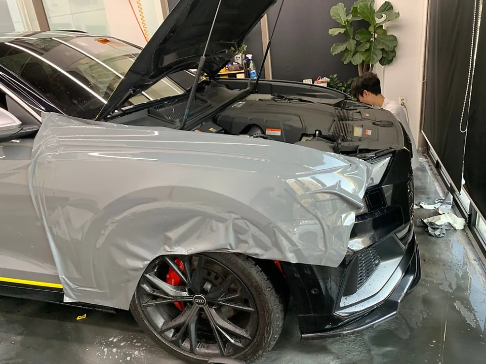 Audi Q8のカラーPPF施工事例|ナardoグレーへの変貌 施工写真 2-3