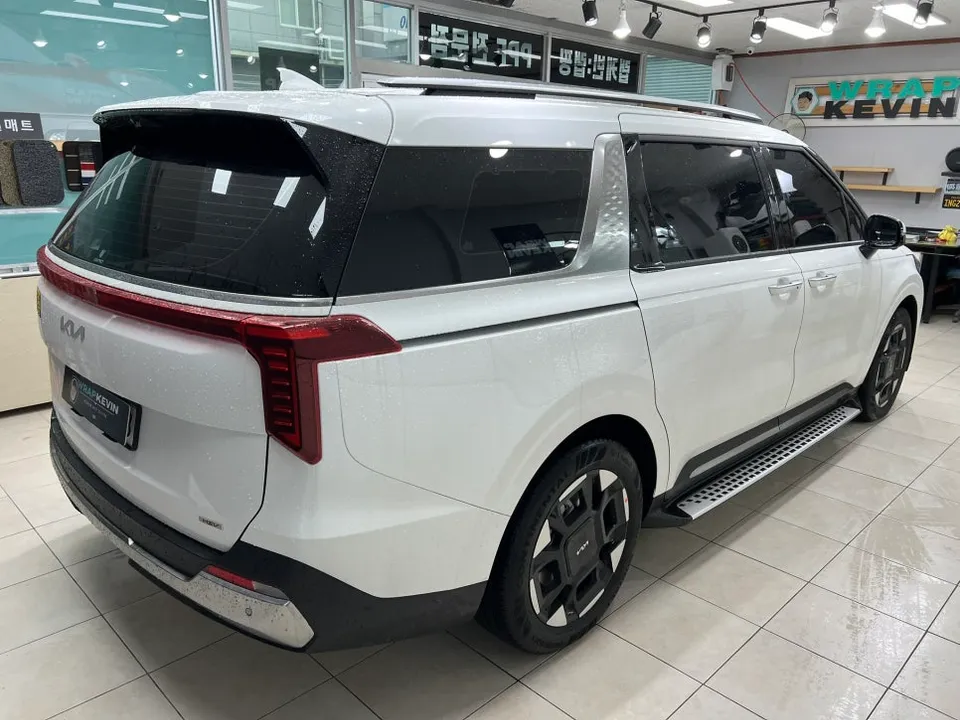 Kia Carnival KA4のカーラッピング事例|クローム部分の引き締め 施工写真 2-1